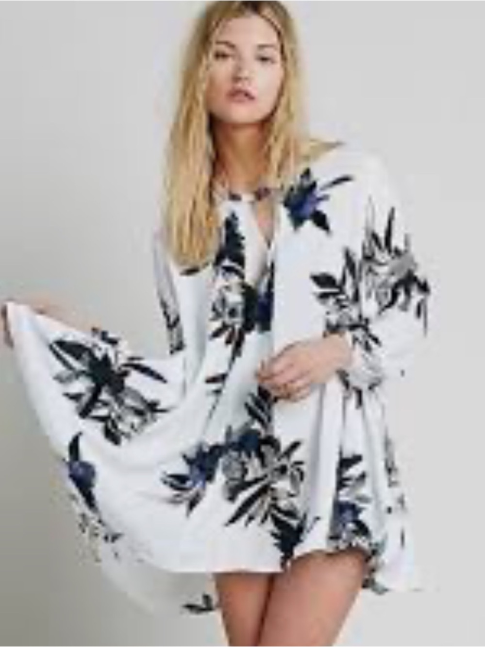 Free People Tree swing White Floral Button-Front Tunic with Navy Accents L - Picture 3 of 10
